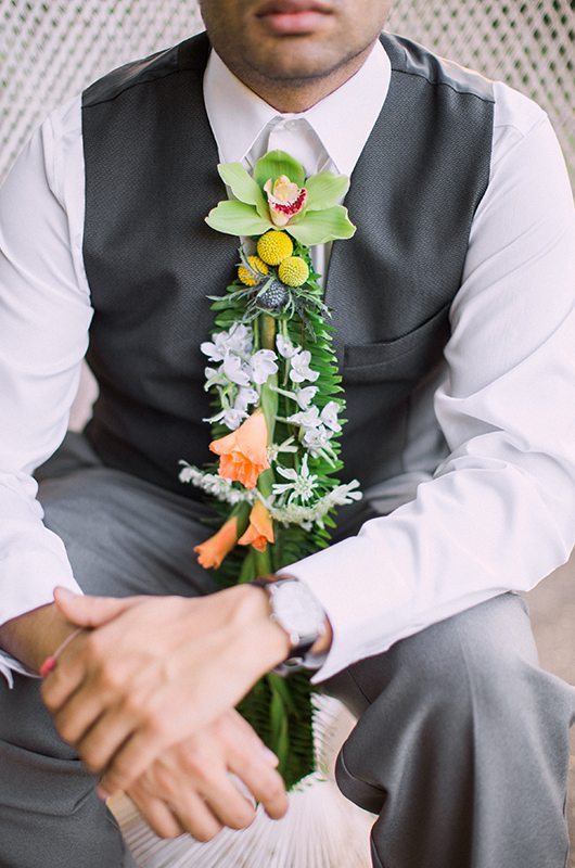 sumita_anuj-groom_flowers_tie