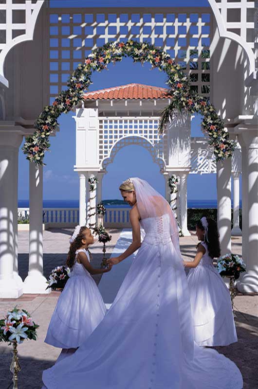 el_conquistador-bride_and_flower_girl