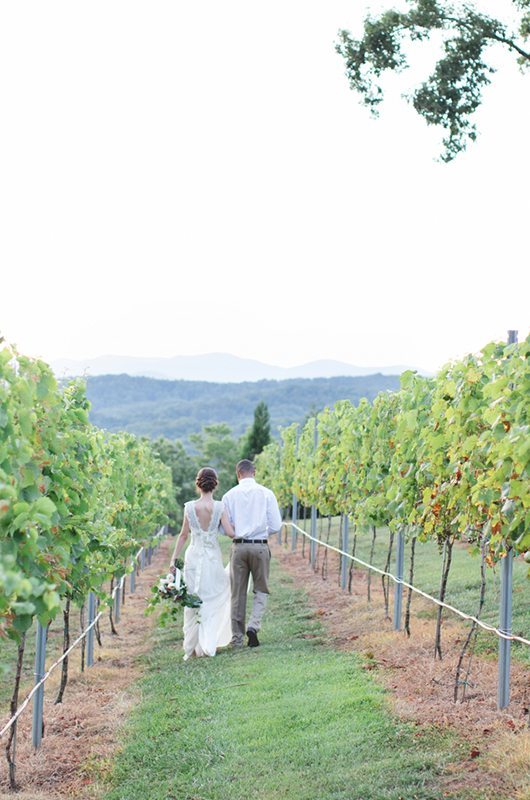 blue_mountain_vineyard-couple_backs