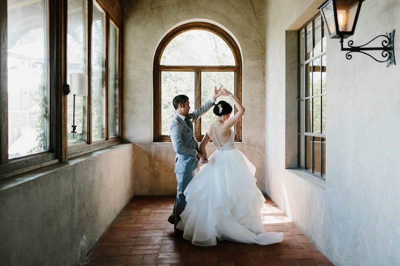 Kara_Joe_Modern_Wedding_Goals-Couple_Dancing