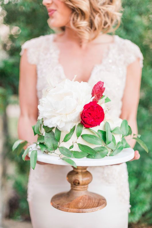 Modern_Ranch_Wedding_to_Remember-__AllisonJeffersWeddingPhotography_holding_the_cake