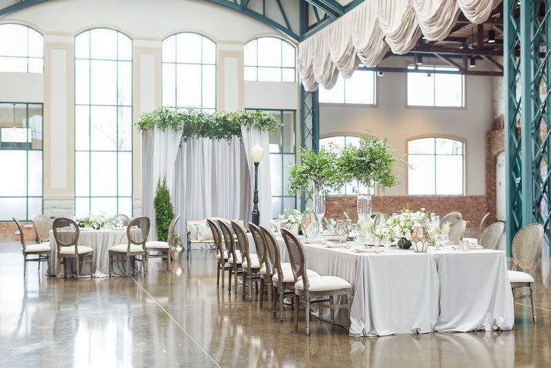 New_York_Style_Wedding_Inspiration-alter_and_tables