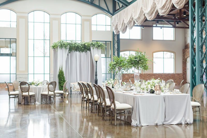 New_York_Style_Wedding_Inspiration-alter_and_tables