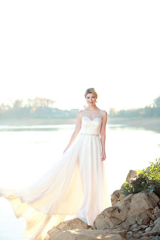 Winter_Wedding_Inspiration_by_Douglas_Lake-flowing_wedding_gown