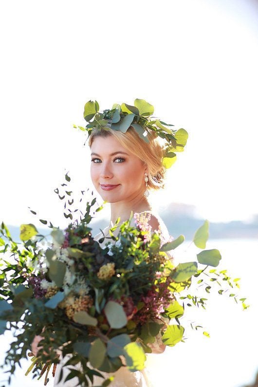 Winter_Wedding_Inspiration_by_Douglas_Lake-holding_bouquet_and_flower_crown