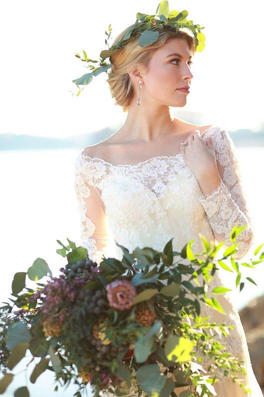 Winter_Wedding_Inspiration_by_Douglas_Lake-lace_dress_and_bouquet