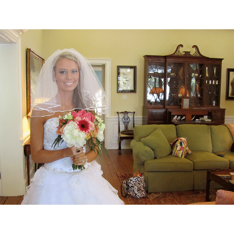 Snowden House bride in veil and bouquet