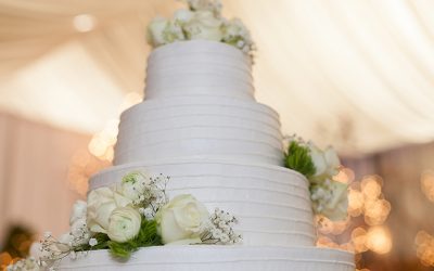 5 Classic and Traditional All White Wedding Cake Favorites