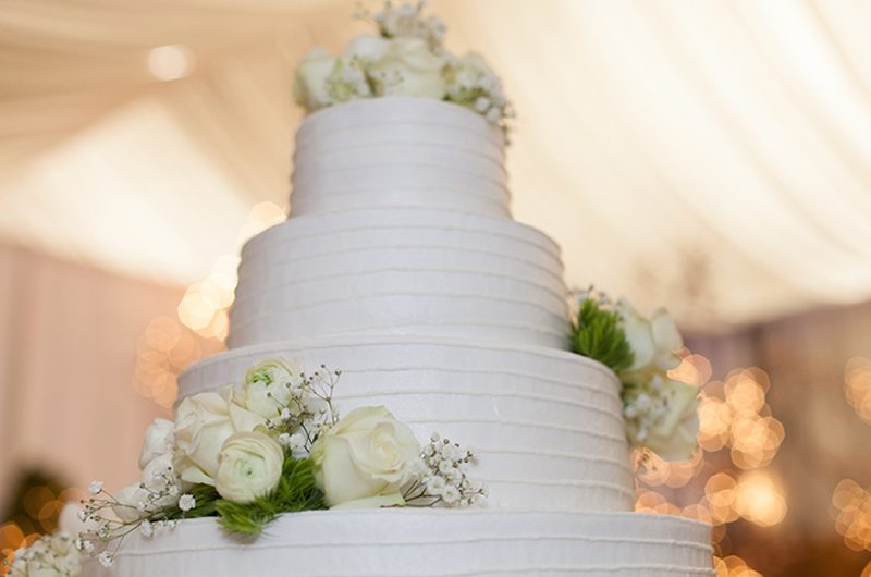 5 Classic and Traditional All White Wedding Cake Favorites