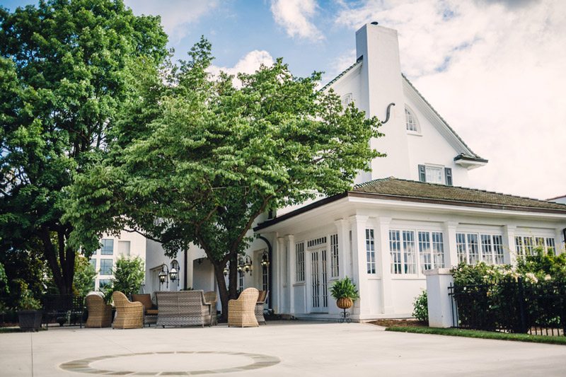 Blue_and_White_Wedding_Inspiration-outdoor_patio