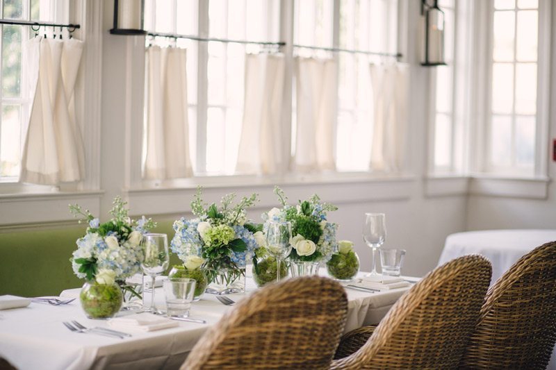 Blue_and_White_Wedding_Inspiration-table_setting