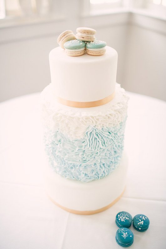 Blue_and_White_Wedding_Inspiration-wedding_cake