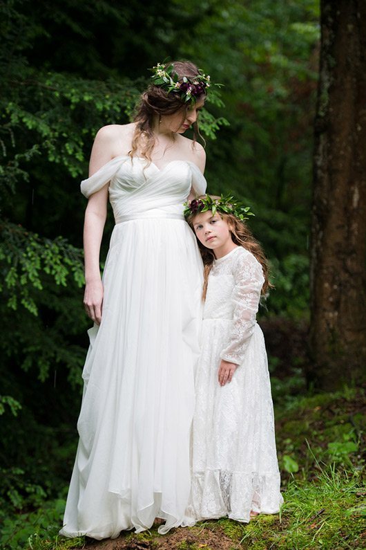 Outdoor_Summer_Wedding_Inspiration-flower_girl