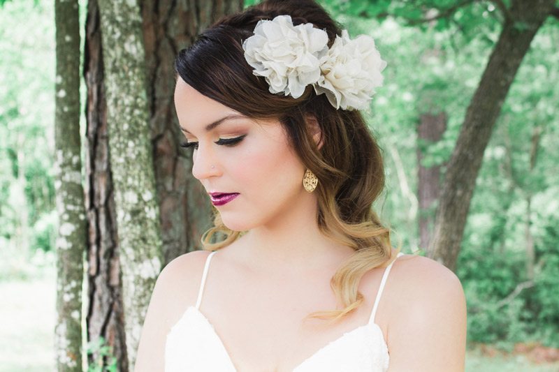 Vintage_Barn_Southern_Wedding_Inspiration-flower_in_hair