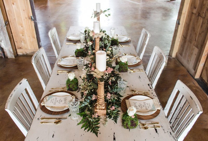 Vintage_Barn_Southern_Wedding_Inspiration-reception_table