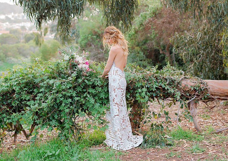 Boho_Chic_Wedding_Inspiration-Backless_Wedding_Dress