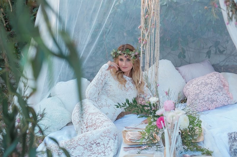 Boho_Chic_Wedding_Inspiration-Bride_In_Tipi