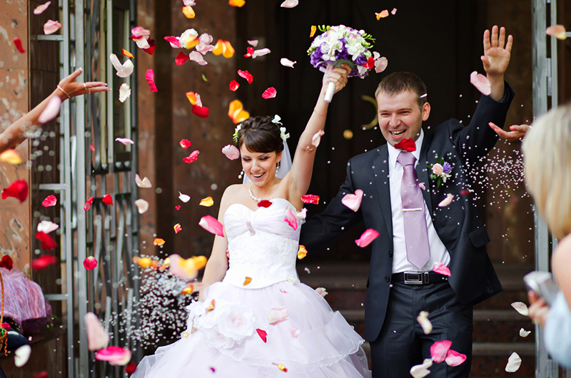 Elegance In Bridal Show Couple Exit With Confetti