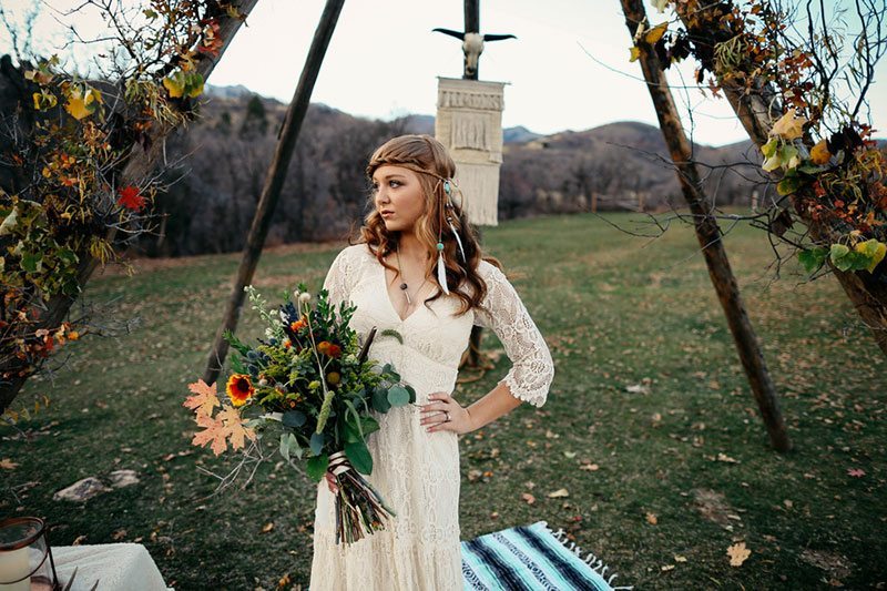 Outdoor_wedding-bride_holding_flowers