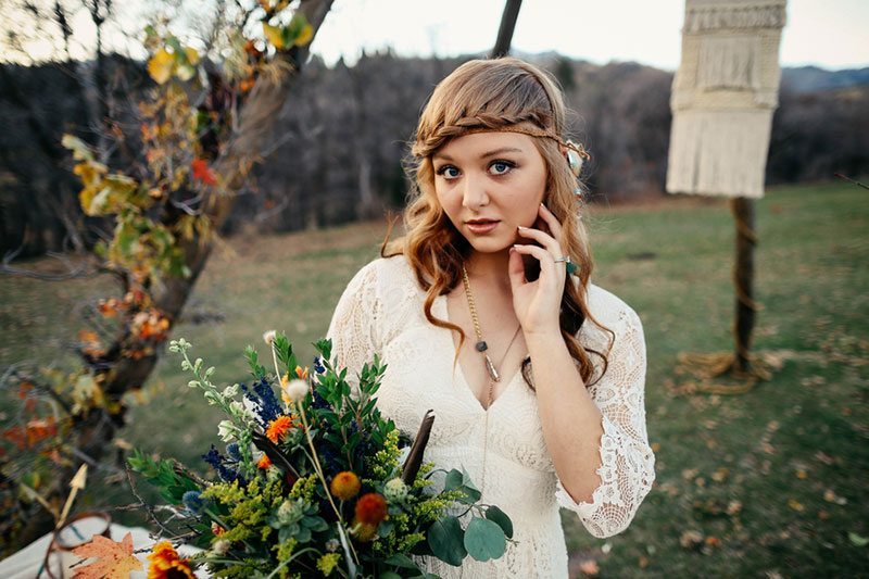 Outdoor_wedding-bride_holding_flowers_close_up