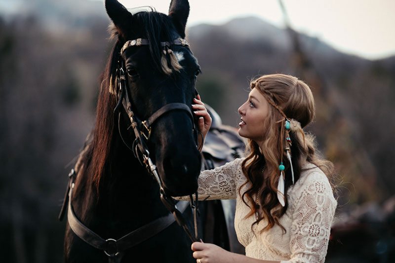 Outdoor_wedding-bride_with_black_horse