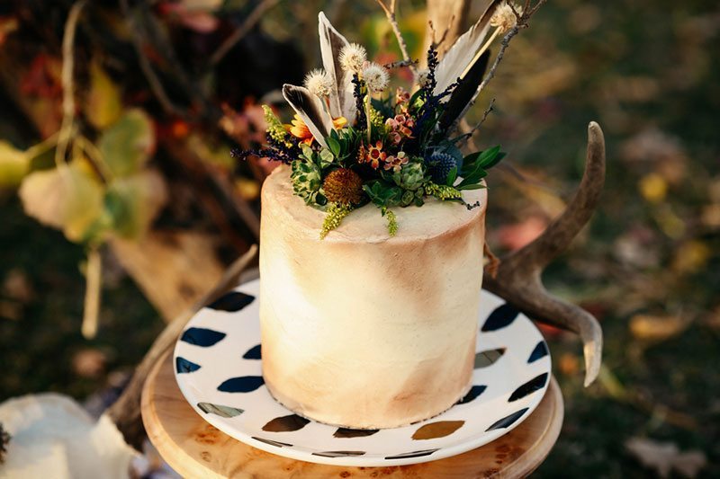 Outdoor_wedding-cake_with_wild_flowers