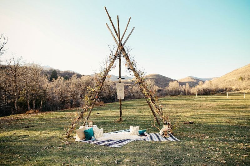 Outdoor_wedding-field_with_pillows_and_blankets