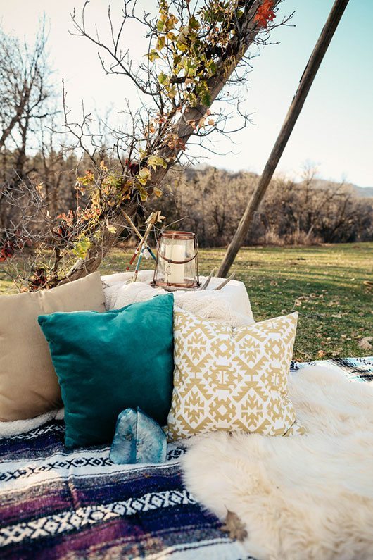 Outdoor_wedding-pillows_and_blankets_in_field