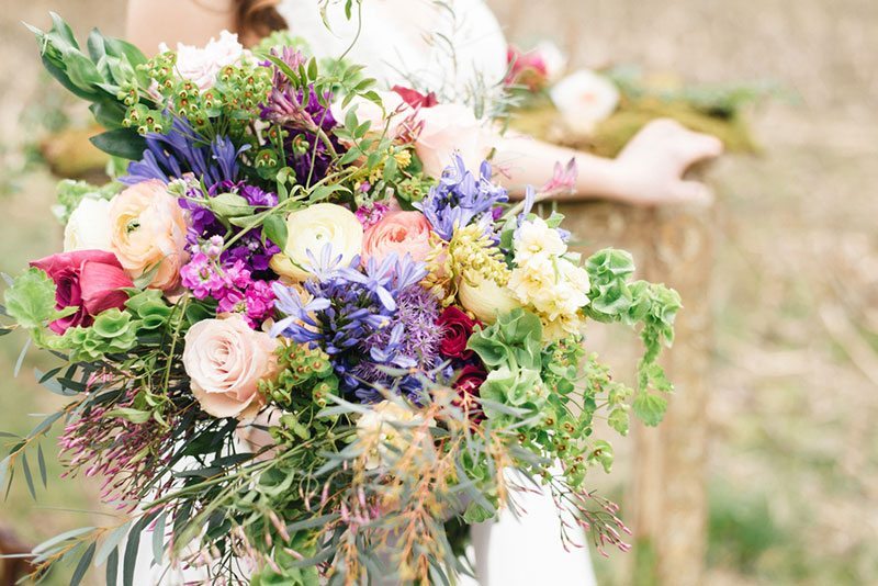 Outdoor_wedding_with_pops_of_color-bride_holding_flowers