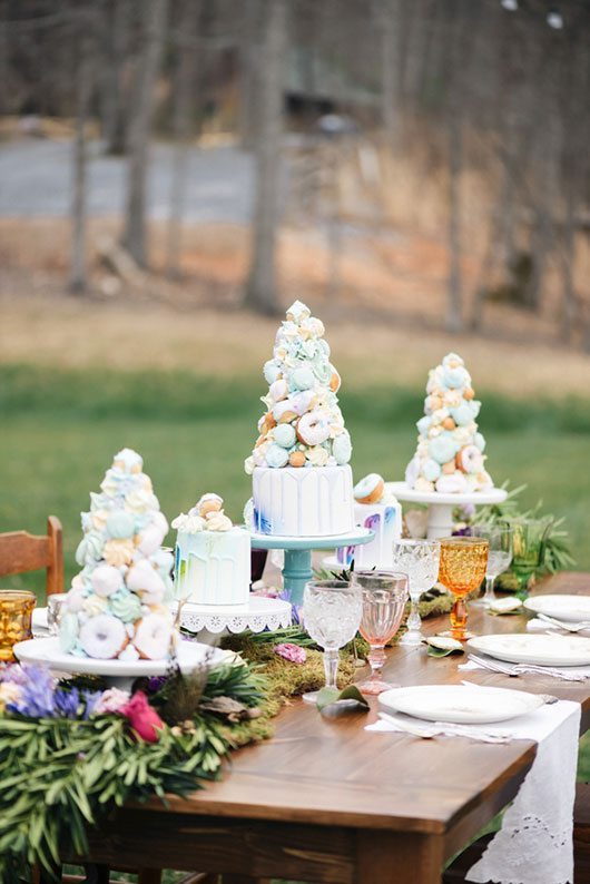 Outdoor_wedding_with_pops_of_color-cakes_on_table