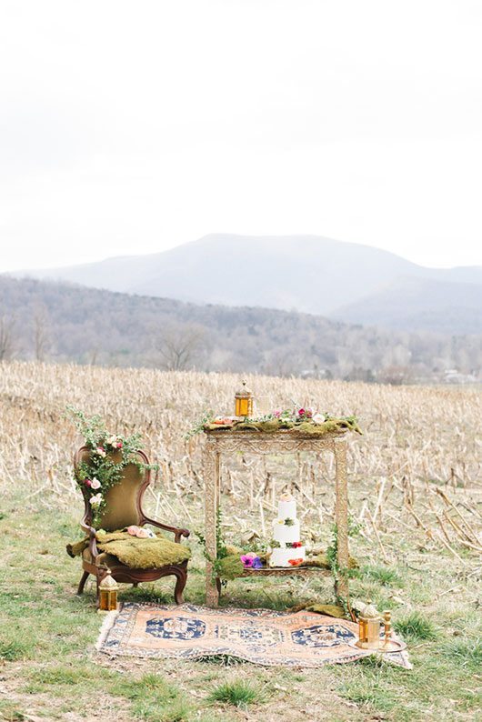 Outdoor_wedding_with_pops_of_color-table_and_chairs_outside