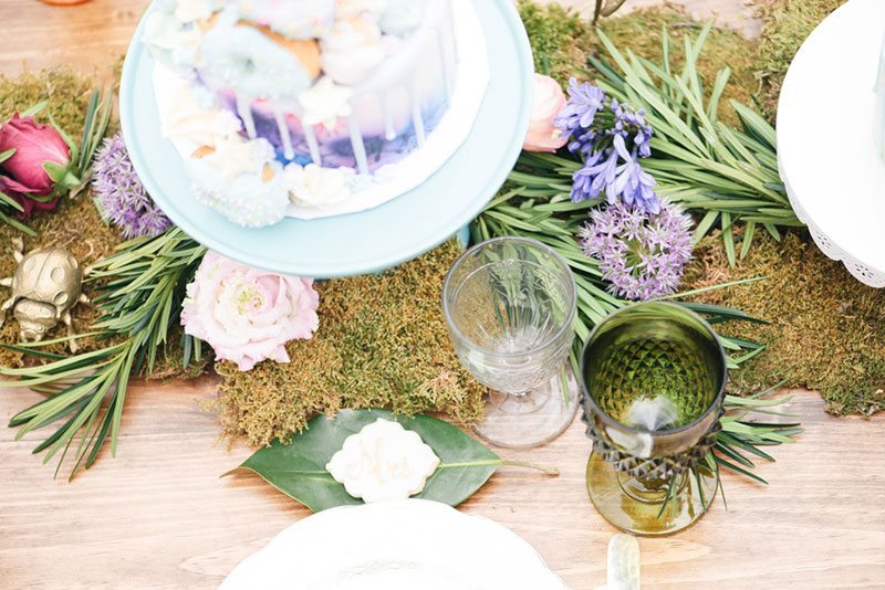 Outdoor_wedding_with_pops_of_color-table_setting_with_leaves