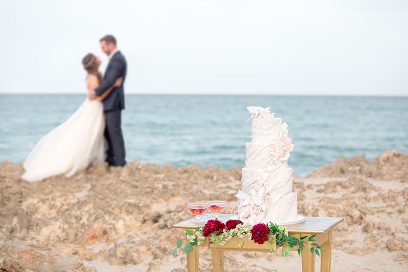 Chic_Coastal_Wedding-cake_with_bride_and_groom