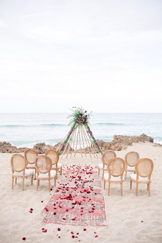 Chic_Coastal_Wedding-chairs-with-aisle