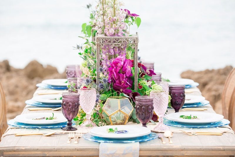 Chic_Coastal_Wedding-table_with_flowers
