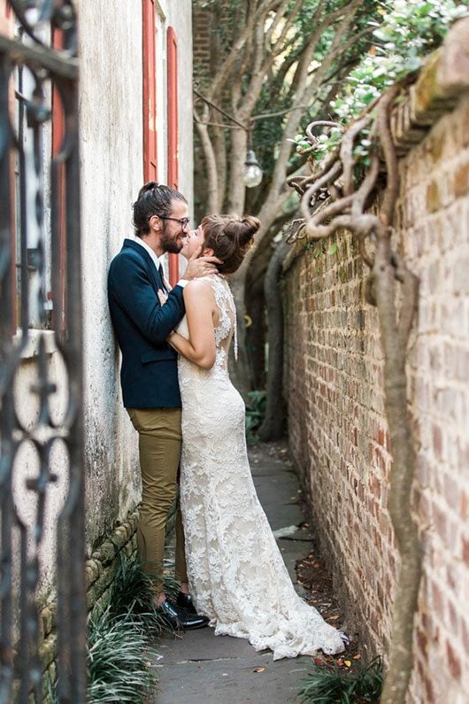 French_Boho-bride_and_groom_kissing_in_alley