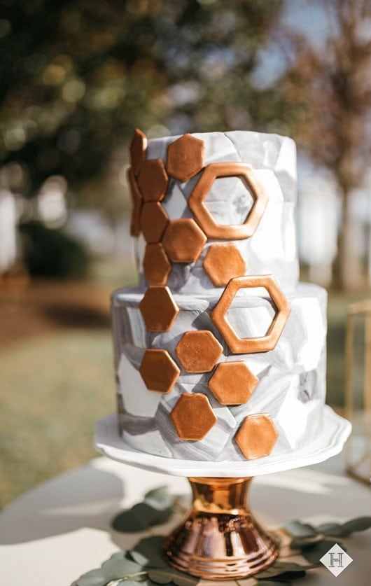 Modern_rustic_wedding-marbel_wedding_cake_with_copper