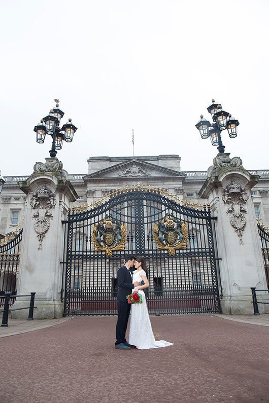 London Bride And Groom In Front Of Buckingham Palace