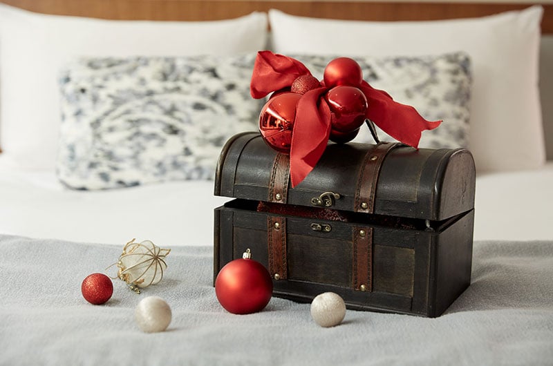 Christmas At The Luxurious Keio Plaza Hotel Tokyo Chest