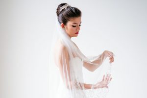 3 Tips For Choosing Bridal Hair Accessories Feature Image