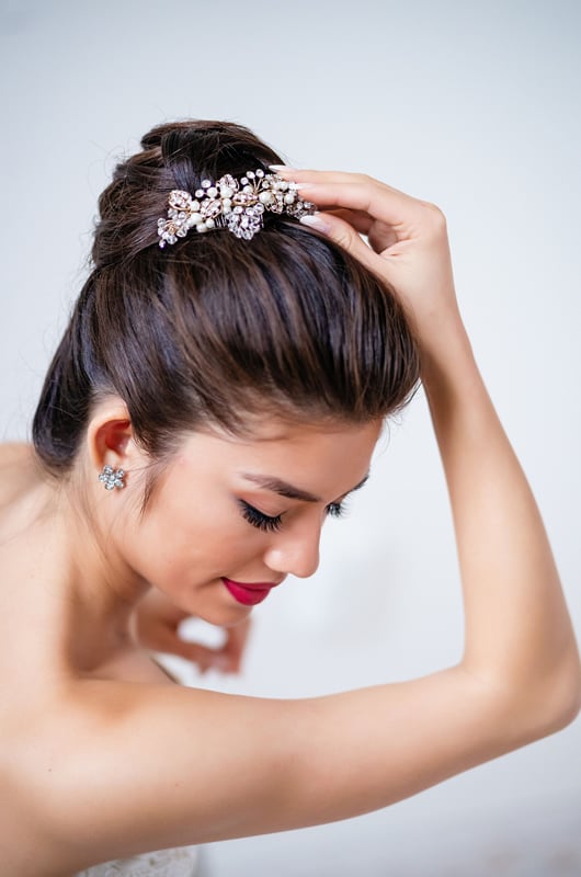 How to Choose The Perfect Hair Accessories for your Wedding Day – Pearls &  Lace