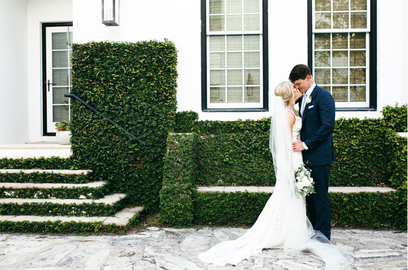 Tips And Tricks From Alys Beach Wedding Expert Wedding Couple Kissing