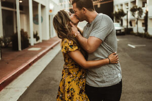 Junebug Weddings Offer 4 Tips Newly Engaged Couples Need To Hear Couple Kissing In The Street
