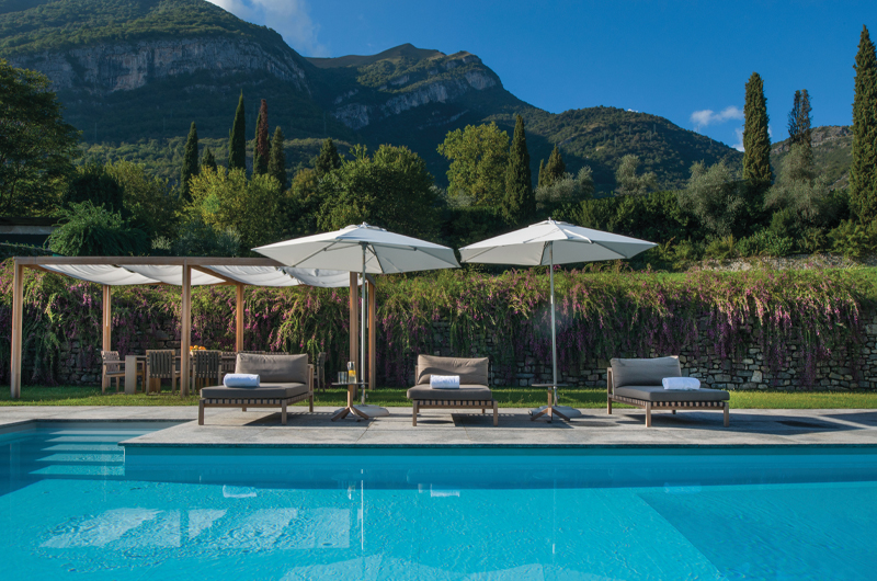 Lake Como Italy Dazzling Wedding Destination Promises A Lake Effect Glow Grand Hotel Tremezzo Lounge Chais And Umbrellas Next To Poolside