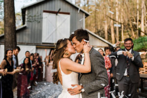Newlyweds Becca & Louie Said I Do At Georgia’s Oakleaf Cottage With Sustainability In Mind Couple Kiss