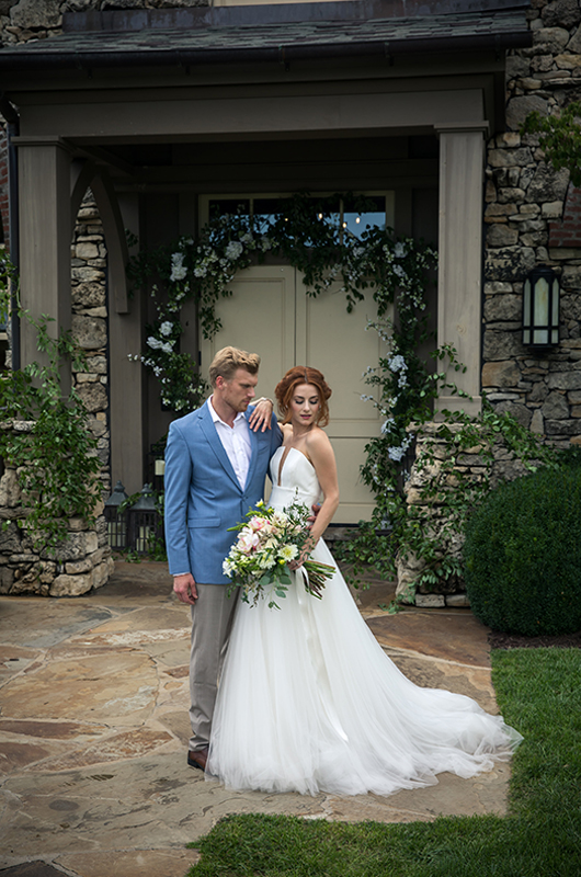 Flirty Styles For Short Hair Bride Hand On Shoulder