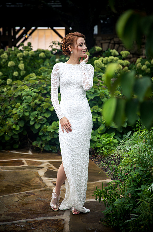 Flirty Styles For Short Hair Bride In Slit Dress