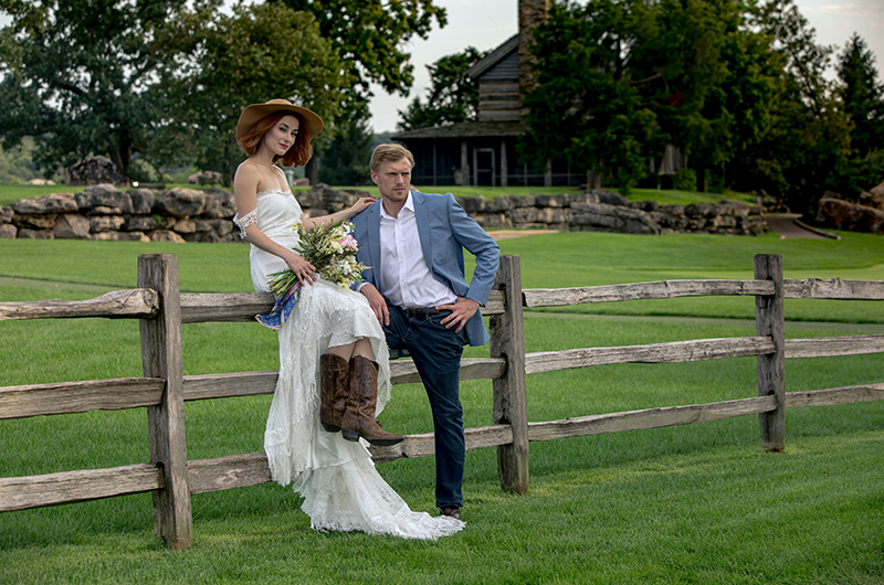 Flirty Styles For Short Hair Couple On Fence