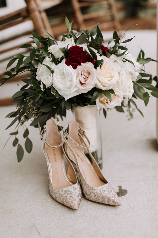 A Rustic And Elegant Barn Wedding In Bayou Country Heels With Wedding Bouquet