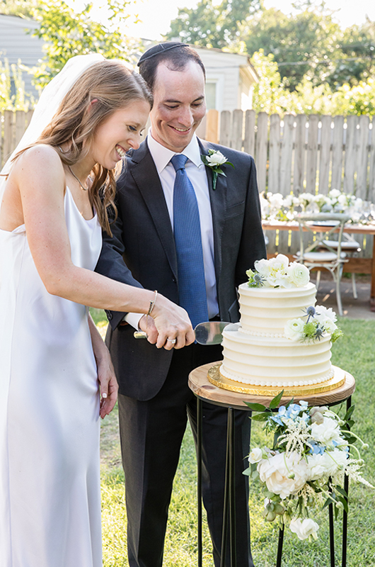 Rabbi Marries Memphis Couple Cutting Cake